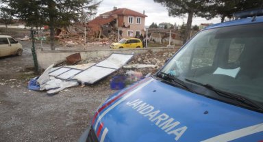 Öfkeli müşteri iş makinesiyle alkollü restoranı ve büfeyi yerle bir etti