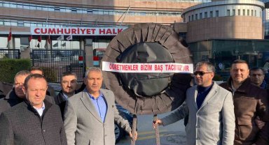 Öğretmenler CHP Genel Merkezi önüne siyah çelenk bıraktı