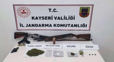 Operasyon yapılan evden uyuşturucu, silah ve tarihi eser ele geçirildi