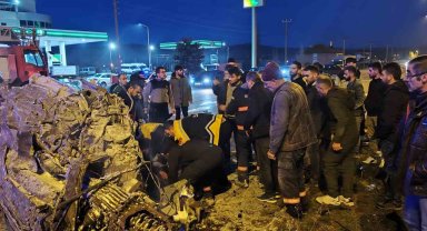 Ortadan ikiye bölünen araç yanarak hurdaya döndü: 1 ağır yaralı