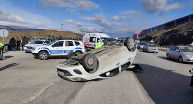 Otomobil metrelerce takla attı, 4 kişi yara almadan kurtuldu
