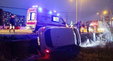 Otomobil yan yattı: 3'ü çocuk 5 kişi yaralandı