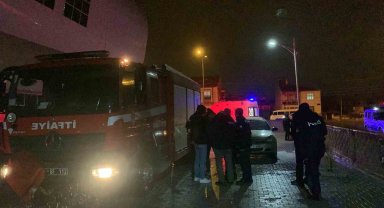 Otomobilde çıkan yangına vatandaşlar müdahale etti