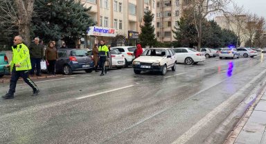 Otomobilin çarptığı çocuk yaralandı, üşümesin diye vatandaşlar üzerine ceket örttü