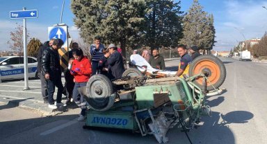 Otomobille çarpışan 3 tekerli motosiklet yol ortasına devrildi: 2 yaralı