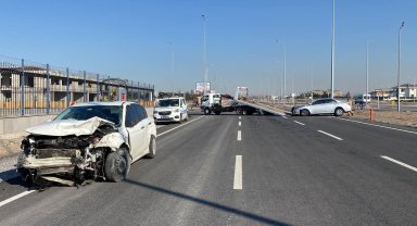 Otomobiller kavşakta çarpıştı: 1'i ağır 3 yaralı