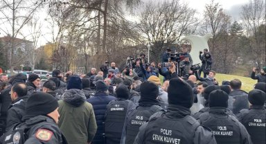 Özel sektörde çalışan öğretmenler, özlük haklarının iyileştirilmesini talep etmek için TBMM'nin Çankaya Kapısına yürüdü