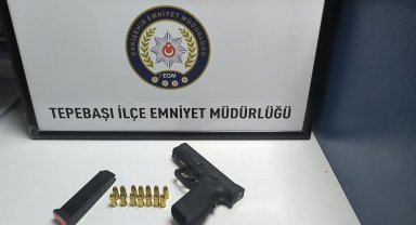 Polise mukavemet gösteren şahısların aracından tabanca çıktı