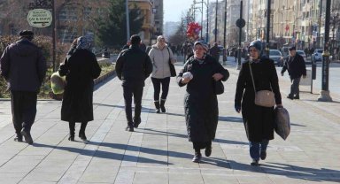 "Kısaltmalar ve sık kullanılan emojiler dilimizi kirletiyor"