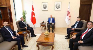 Sağlık-Sen, üniversite hastanesi çalışanlarının sorunlarını içeren raporu YÖK Başkanı Özvar'a sundu