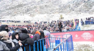 Şarkıcı Alişan konsere gelirken rahatsızlandı yerine Mithat Körler sahne aldı
