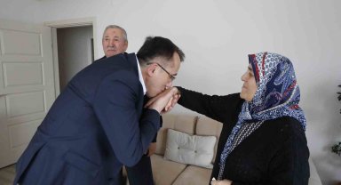 Savran, seçim çalışmalarına anne ve babasının ellerini öperek başladı