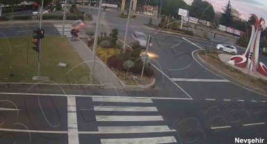 Savrulan otomobilin altında kalmaktan saniyelerle kurtuldular