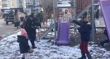 Şehir beyaza büründü, çocuklar karın tadını doyasıya çıkardı