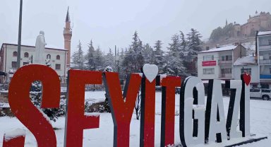 Seyitgazi'de kar yağışı sevinçle karşılandı