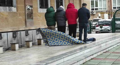 Şiddetli yağmura rağmen safları terk etmediler