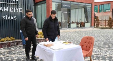Şişe fırlatma akımına katıldılar, Sivas köftesi için yarıştılar