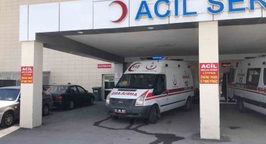 Sislenen yolda araç gişe bariyerlerine çarptı: 1'i ağır 2 yaralı