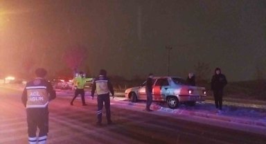 Sivas'ta buzlanan yol kazalara neden oldu