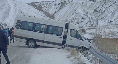 Sivas'ta minibüs ile otomobilin çarpıştı: 26 yaralı