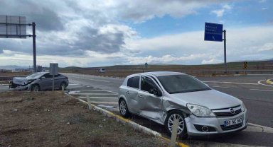 Sivas'ta otomobiller çarpıştı: 2 yaralı