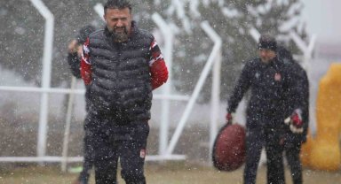 Sivasspor kar altında çalıştı