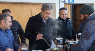 Soğuk havada pazarcı esnafının içini ısıttı