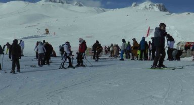Sömestiri fırsat bilen kayakçılar Erciyes'i doldurdu