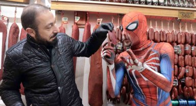 Spider-Man Kayseri pastırmasını ilk kez yedi, tadına bayıldı