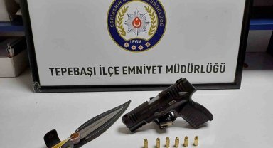 Şüpheli araçtaki şahıslardan bıçak ve silah ele geçirildi