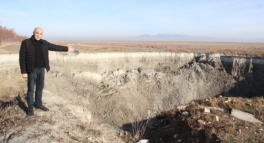 Suyu çekilen kuş cenneti gölde dev obruk oluştu