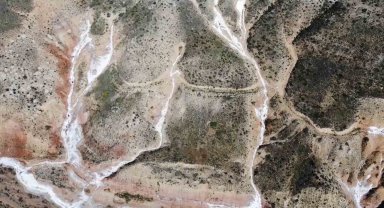 Tamamen doğal üretim: Kırmızı topraktaki mineralleri toplayarak bin 300 metreden çıkıyor