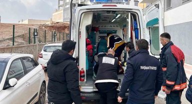 Tamir etmek istediği asansörün altında kalan işçi ağır yaralandı