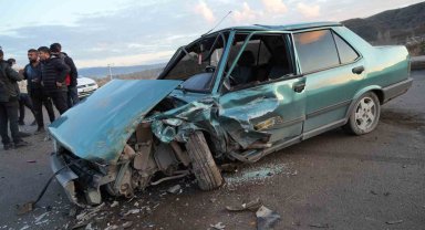 Ticari taksi ile kafa kafaya çarpışan Tofaş paramparça oldu: 1 yaralı