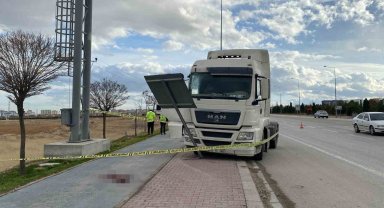 Tır tabelaya, tabela da yol kenarındaki şoföre çarptı: Sürücü ağır yaralandı