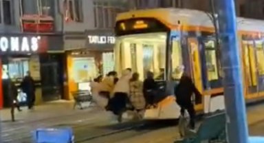 Tramvayın arkasına tutunan 5 çocuğun tehlikeli yolculuğu