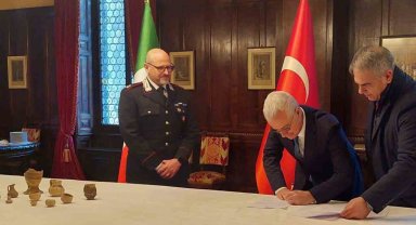 Türkiye'den kaçırılan 10 toprak eser Türk yetkililere teslim edildi
