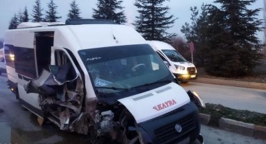 Viraja hızlı giren işçi servisi ağaca çarptı, 12 kişi yaralandı