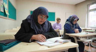 Yaşlarına aldırmadılar, okuma yazma öğrenmeye başladılar