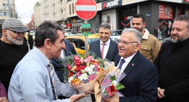 Yeraltı çarşısı esnafından Başkan Büyükkılıç'a çiçekli karşılama