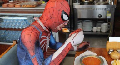 Yerli örümcek adam Yozgat'ın yöresel lezzeti "arabaşı" çorbasını içip, hamurunu yuttu