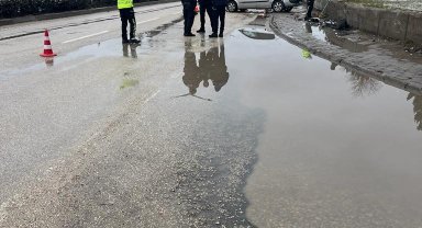 Yol bozukluğundan dolayı kontrolden çıkan otomobilin sürücüsü yaralandı