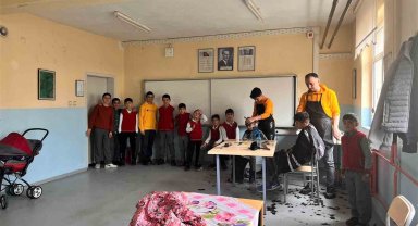 Yozgat'ta köy köy dolaşıp hasta ve yaşlıları gönüllü olarak tıraş ediyor
