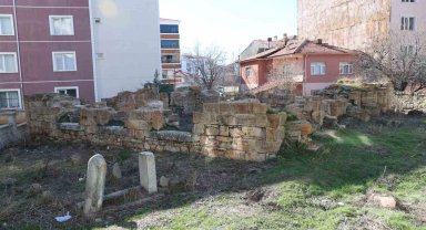 Yüzyıl önce temelleri atılan ve tamamlanamayan cami yüksek binalar arasında kaldı