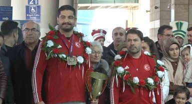 11. kez Avrupa şampiyonu olan milli güreşçi Taha Akgül'e Ankara'da coşkulu karşılama