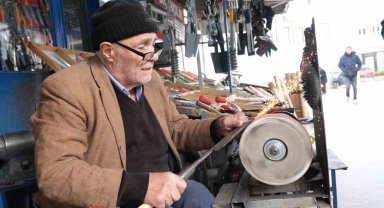 81 yaşındaki usta ilk günkü hevesle mesleğini sürdürüyor
