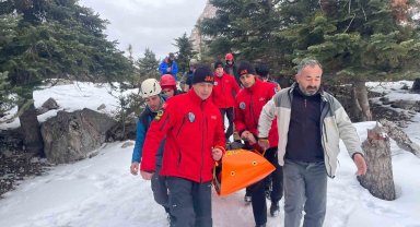 Aladağlar'da tırmanış yaparken düşen dağcı yaralandı