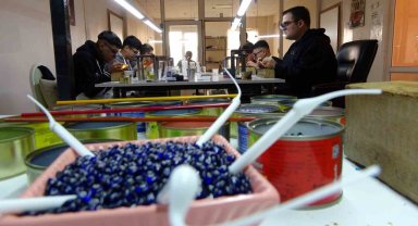 Alevde işlenen camlar, gümüş ile birleşip ziynet eşyasına dönüşüyor