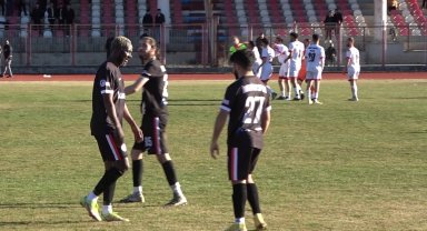 Amatör maçta futbolcudan hakeme yumruklu saldırı