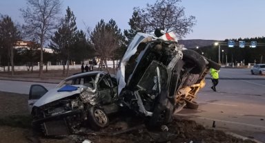 Ambulans ile otomobilin çarpıştığı kaza güvenlik kamerasına yansıdı